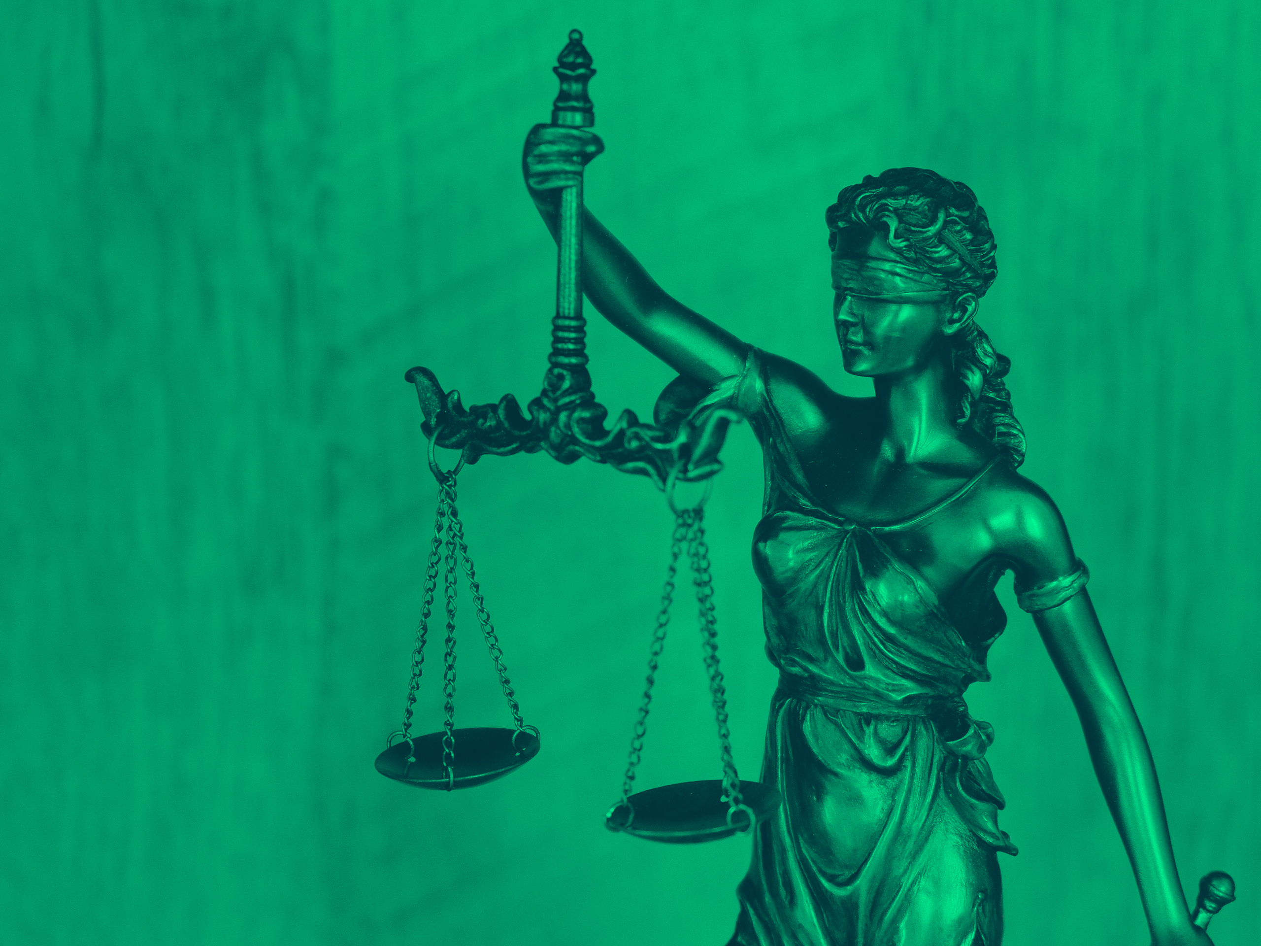 Die Statue einer Frau mit verbundenen Augen, die eine Waage in der Hand hält ist zu sehen. (Justizia)