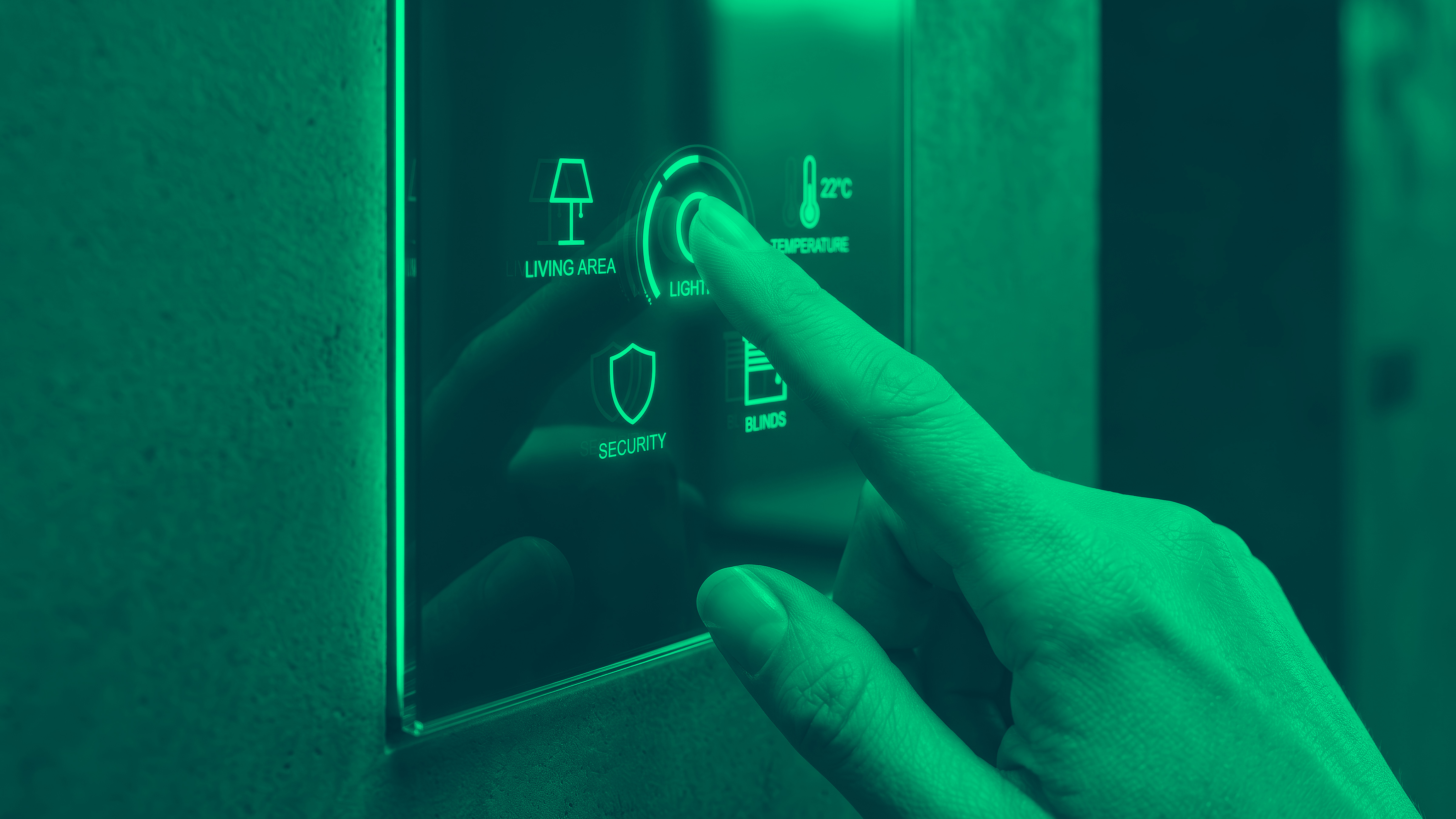 Smart Home Touchscreen und Hand