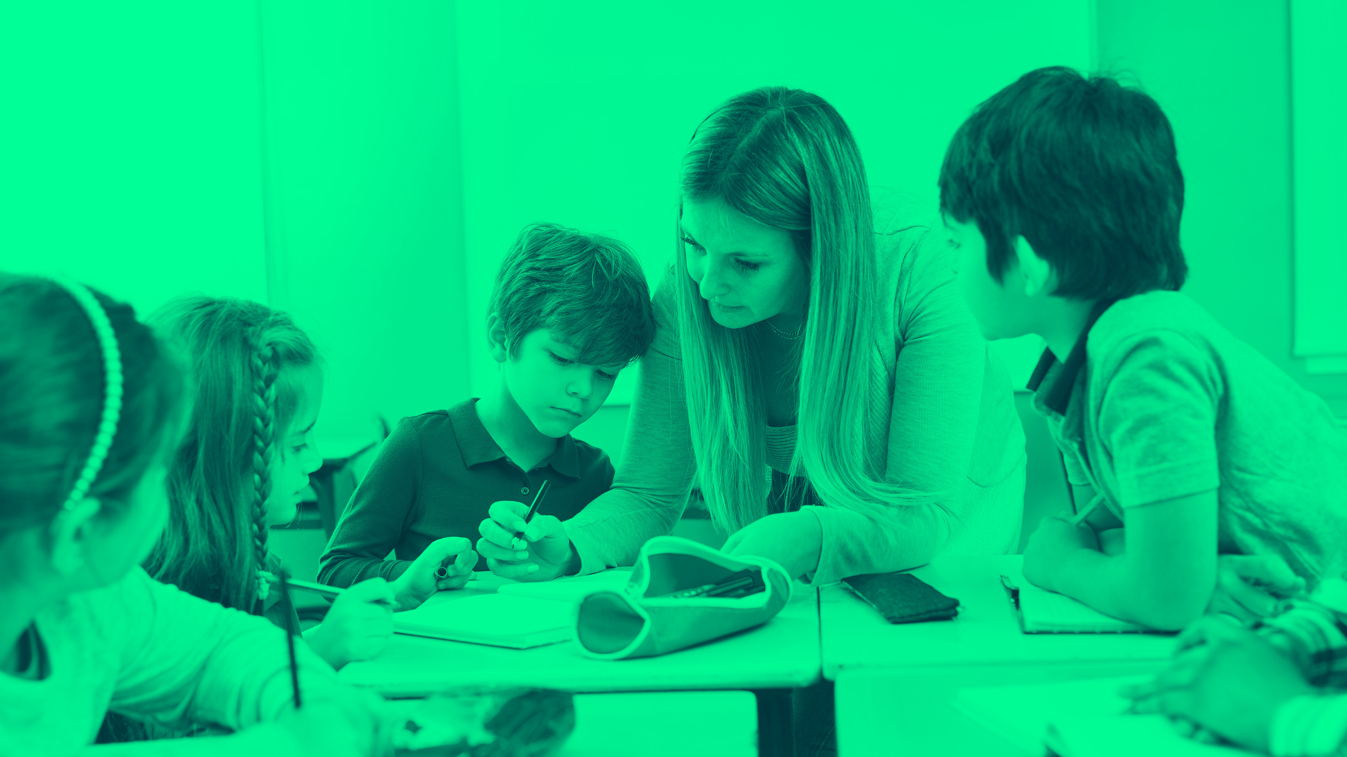 Gruppe Schüler lernt mit Hilfe einer Lehrerin