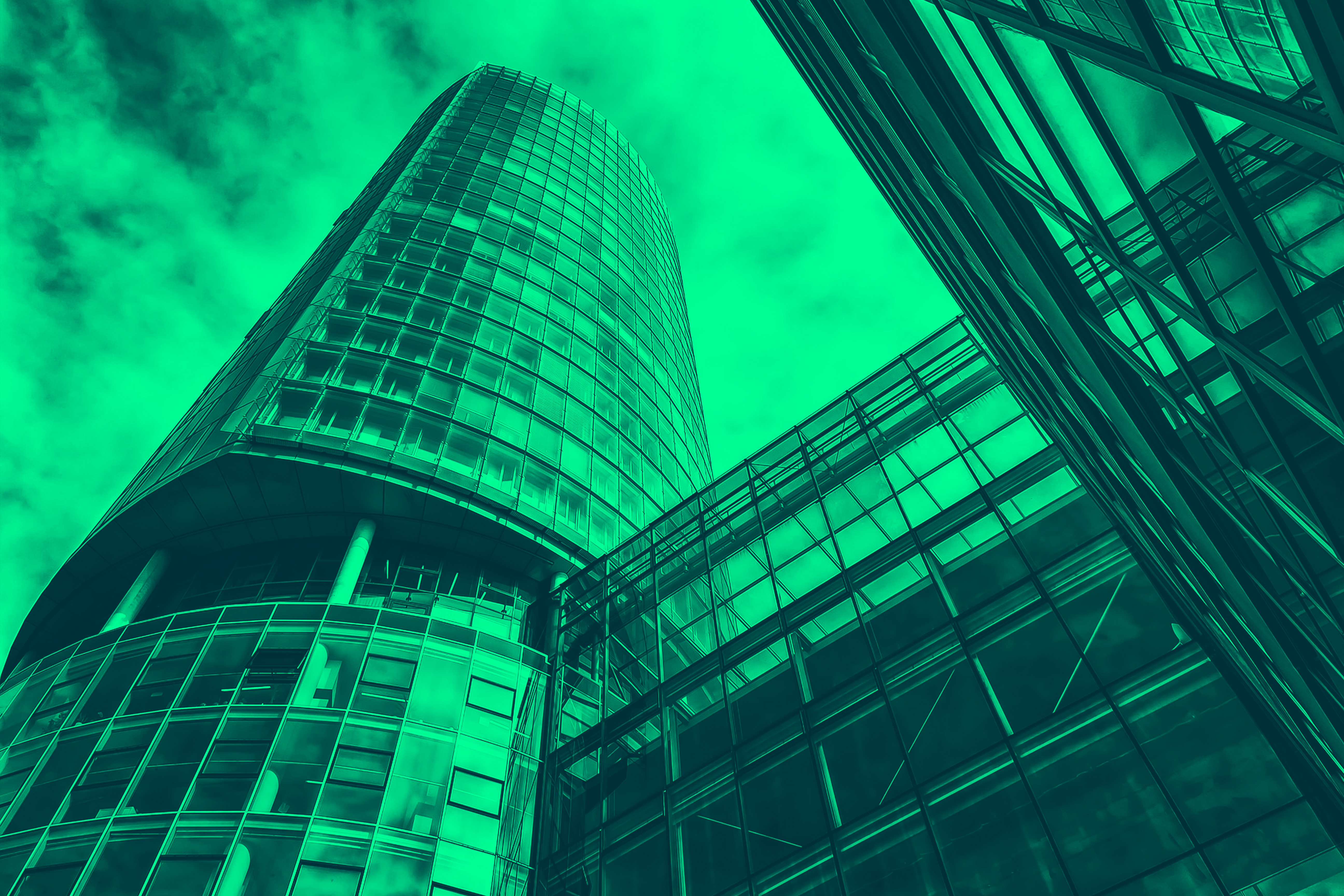 Auf dem Bild sind Hochhäuser mit Glasfassade zu sehen. 